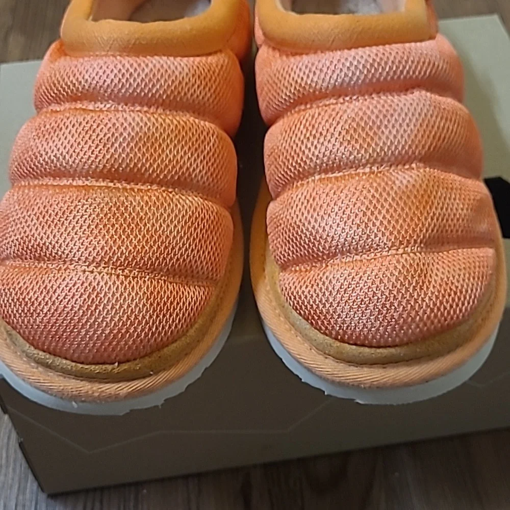UGG‎ Orange Kids Slip-On Shoes used exelente condition perfect for winter.